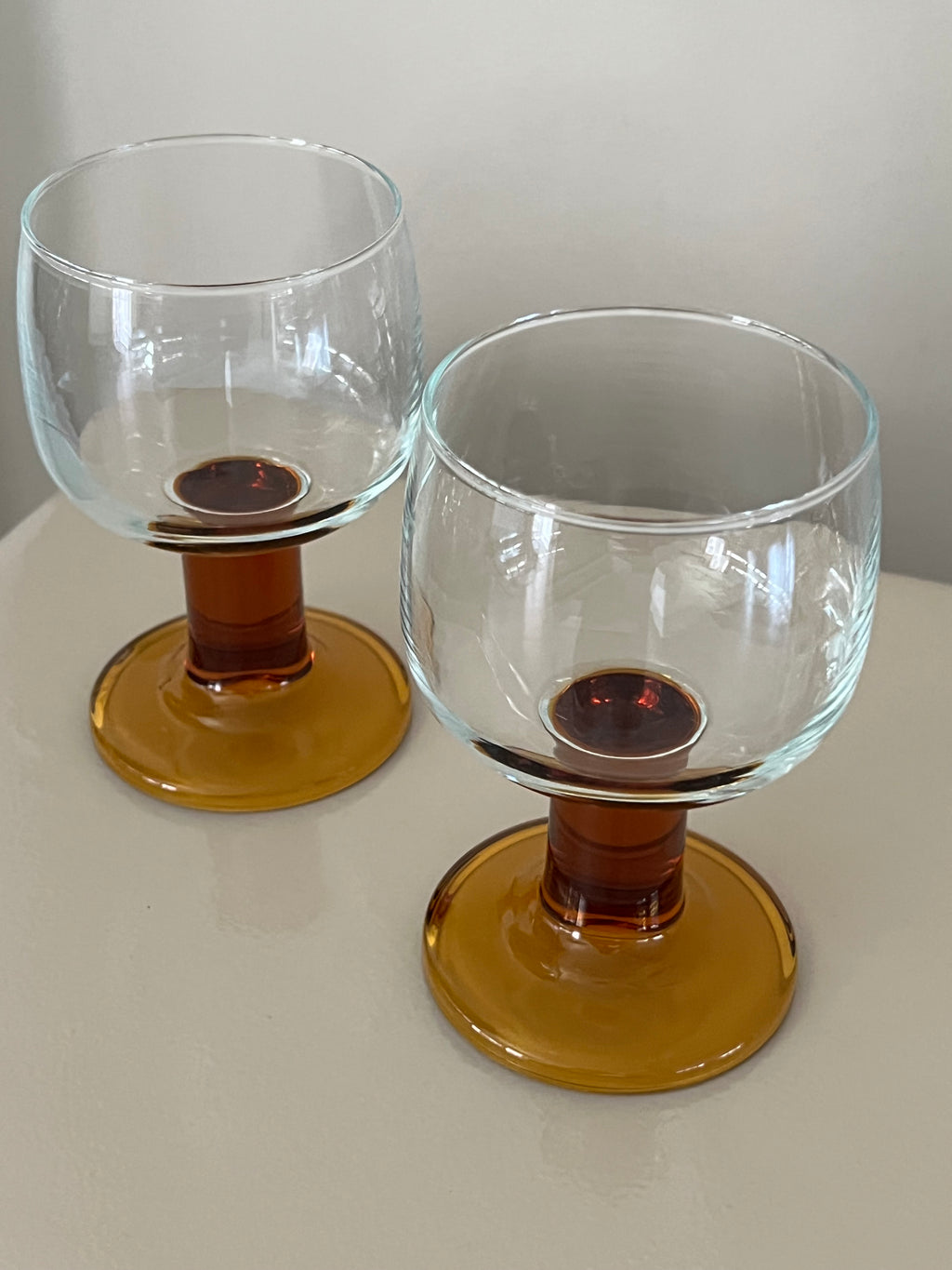 Verre sur pied ambrée