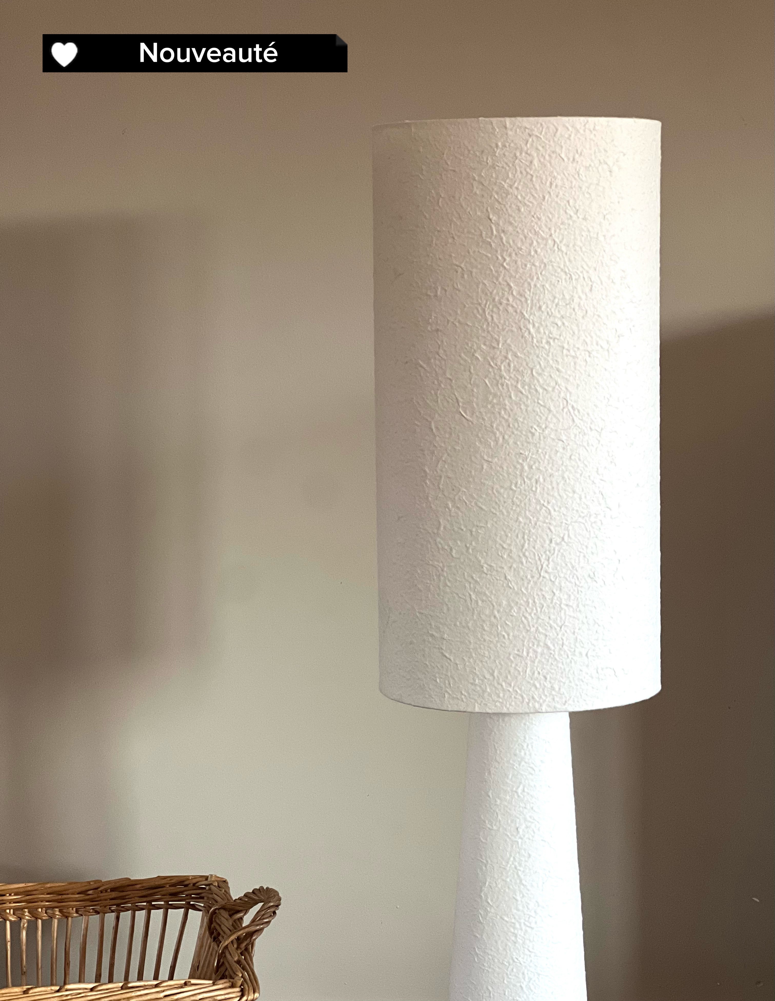 Lampadaire en papier mâché