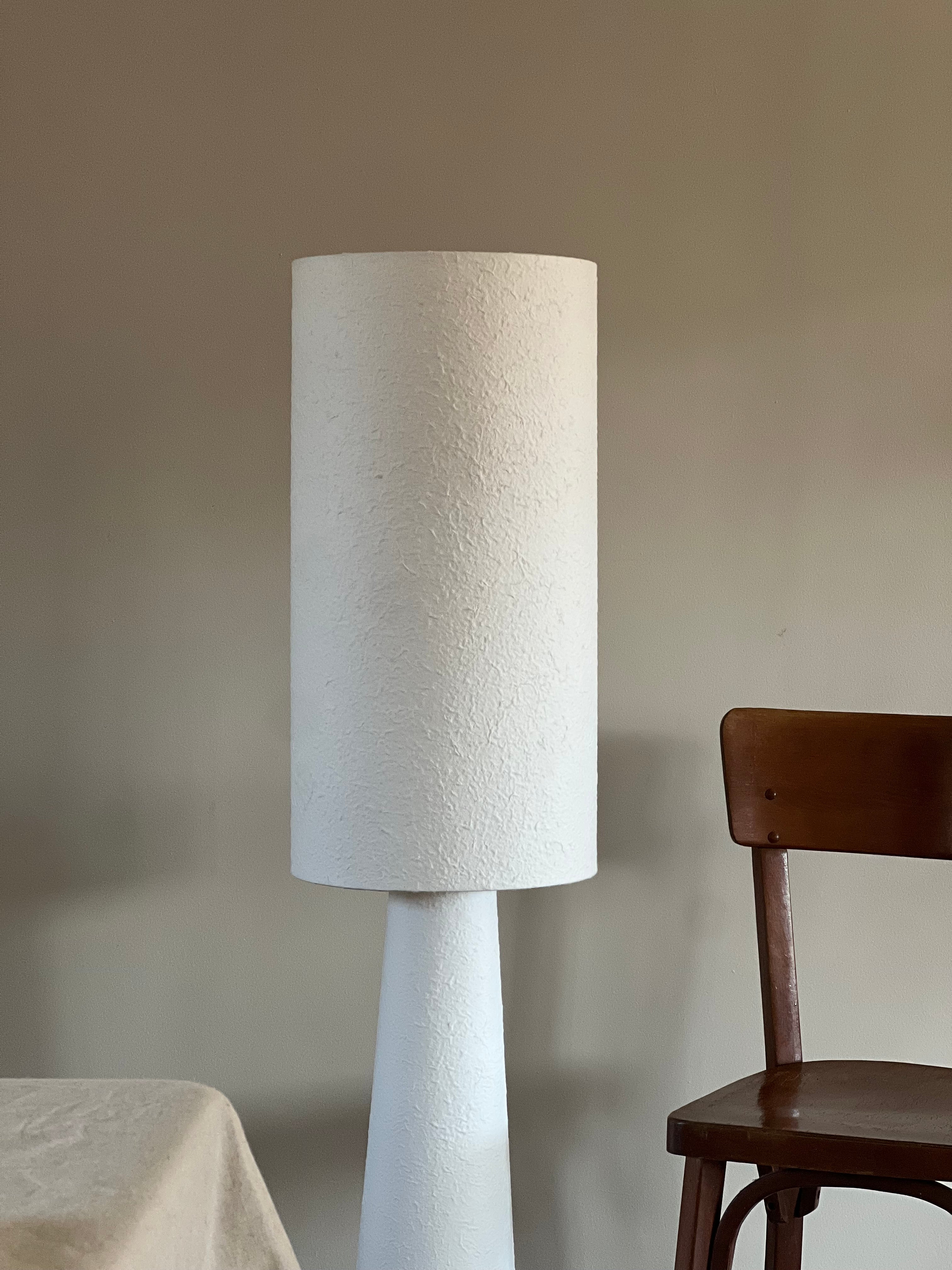 Lampadaire en papier mâché