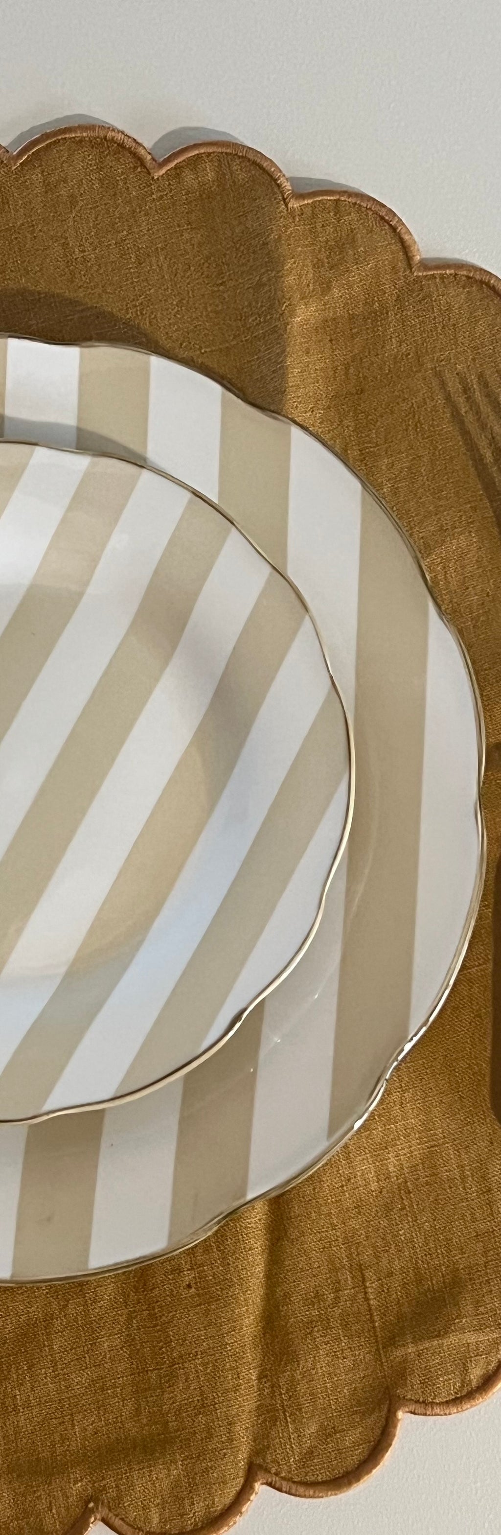 Set_4_assiettes_rayees_porcelaine